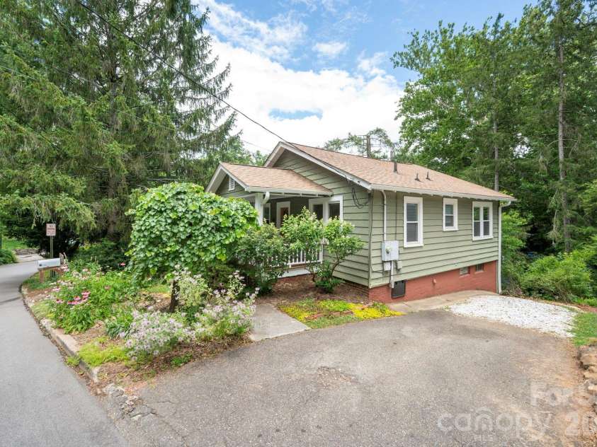 28 Chatham Road, Asheville, NC 28804.  MLS# CAR4394555, YatesRealty ID 32854. Fresh coat of paint on trim, soffits and decks