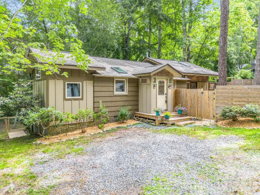 701 Azalea Avenue, Black Mountain, NC 28711.  MLS# CAR4384866, YatesRealty ID 32855. 