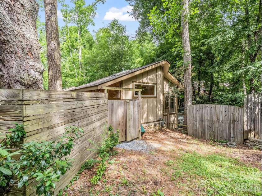 701 Azalea Avenue, Black Mountain, NC 28711.  MLS# CAR4384866, YatesRealty ID 32855. 