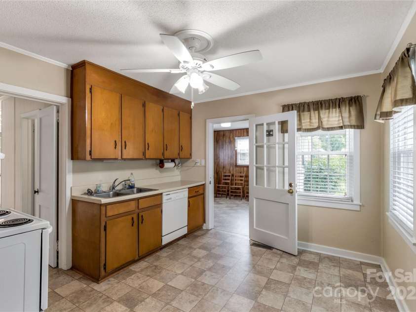 1015 Grace Avenue, Lancaster, SC 29720.  MLS# CAR4291651, YatesRealty ID 32857. 