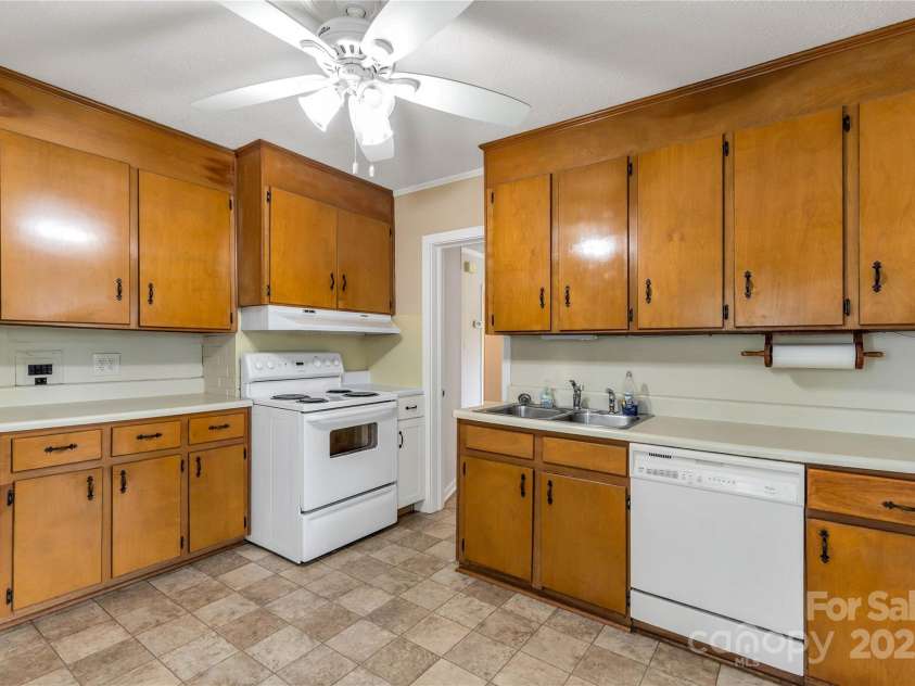 1015 Grace Avenue, Lancaster, SC 29720.  MLS# CAR4291651, YatesRealty ID 32857. 