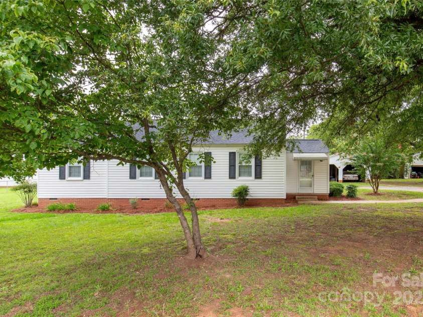 1015 Grace Avenue, Lancaster, SC 29720.  MLS# CAR4291651, YatesRealty ID 32857. 