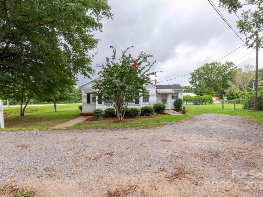 1015 Grace Avenue, Lancaster, SC 29720.  MLS# CAR4291651, YatesRealty ID 32857. 