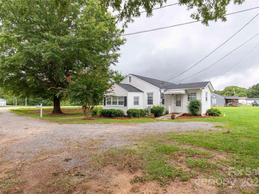 1015 Grace Avenue, Lancaster, SC 29720.  MLS# CAR4291651, YatesRealty ID 32857. 