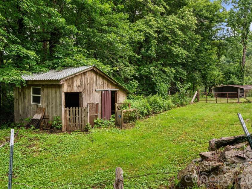 633 Wilson Lane, Boone, NC 28607.  MLS# CAR4397666, YatesRealty ID 32858. Small animal barn