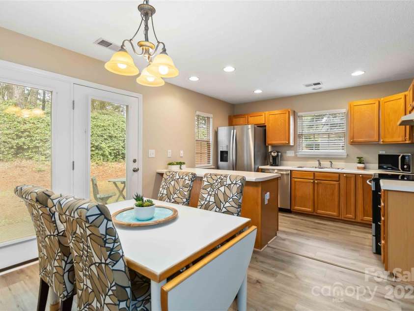 10154 Forest Landing Drive, Charlotte, NC 28213.  MLS# CAR4287203, YatesRealty ID 32859. 