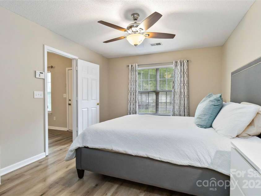 10154 Forest Landing Drive, Charlotte, NC 28213.  MLS# CAR4287203, YatesRealty ID 32859. 