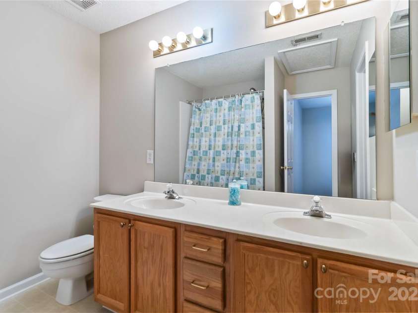 10154 Forest Landing Drive, Charlotte, NC 28213.  MLS# CAR4287203, YatesRealty ID 32859. 