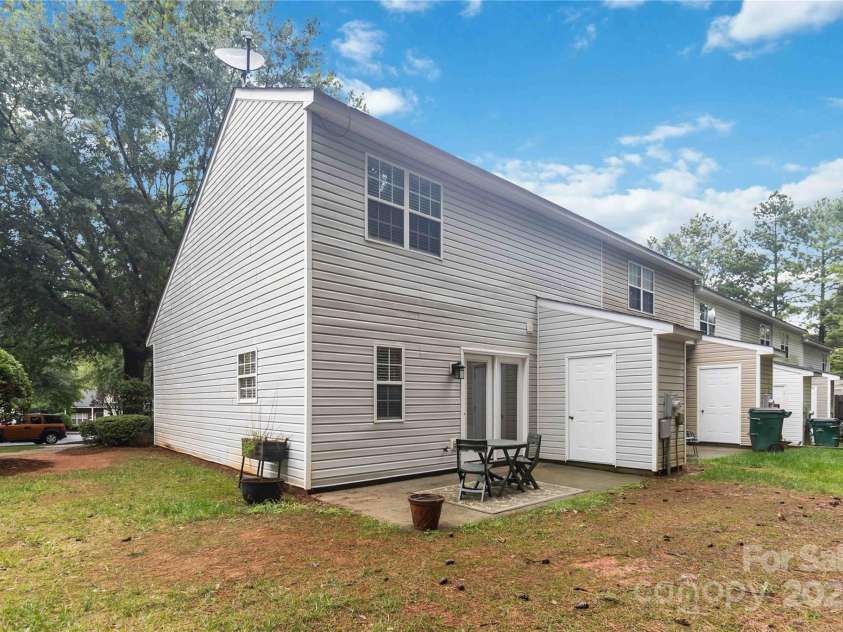 10154 Forest Landing Drive, Charlotte, NC 28213.  MLS# CAR4287203, YatesRealty ID 32859. Private end unit backyard patio