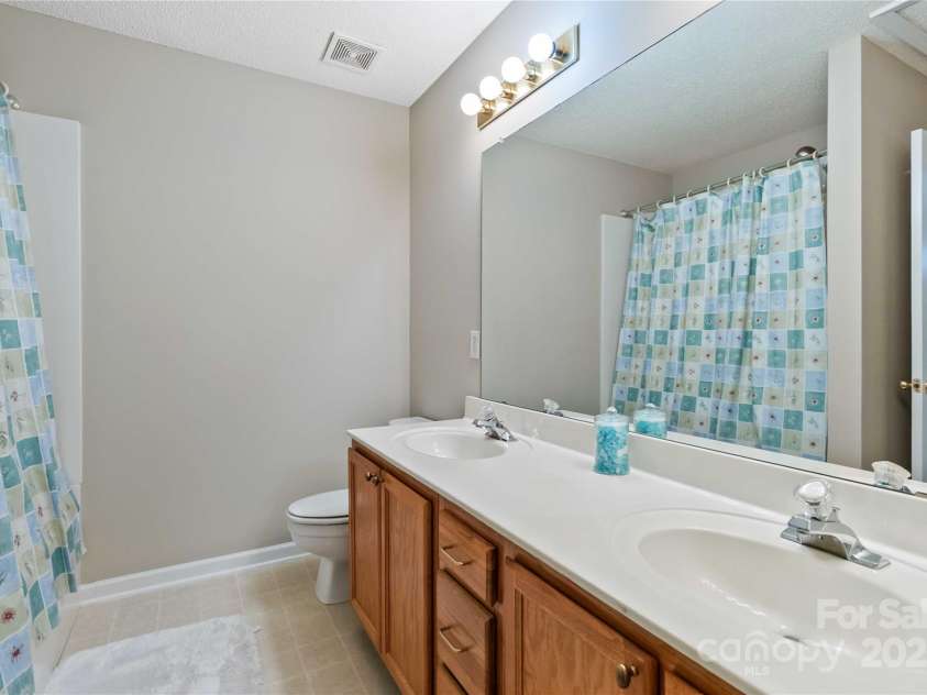 10154 Forest Landing Drive, Charlotte, NC 28213.  MLS# CAR4287203, YatesRealty ID 32859. Upstairs bath with double sinks