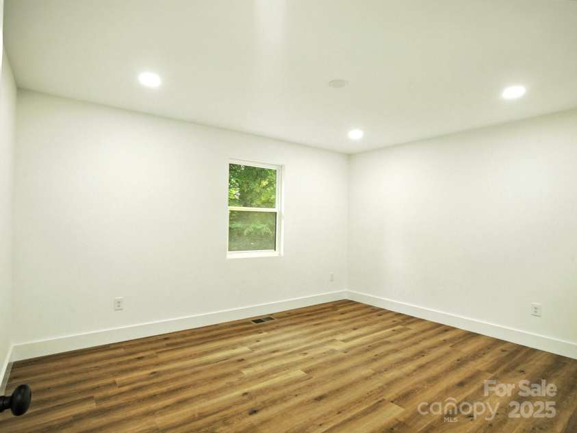 5331 Coburg Avenue, Charlotte, NC 28215.  MLS# CAR4290104, YatesRealty ID 32860. 