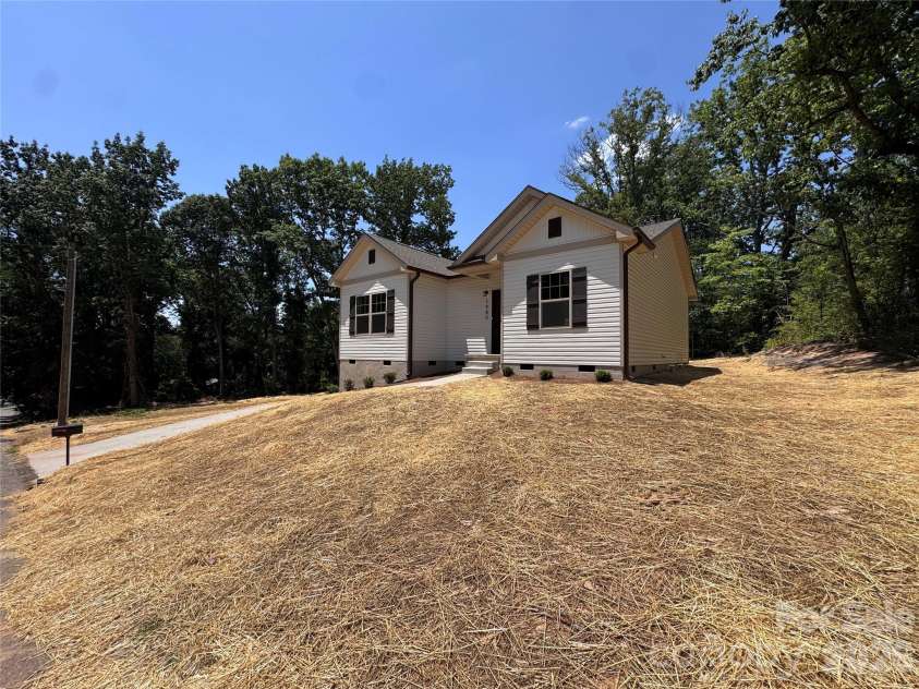 1980 Hillgate Avenue, Gastonia, NC 28054.  MLS# CAR4397191, YatesRealty ID 32861. 