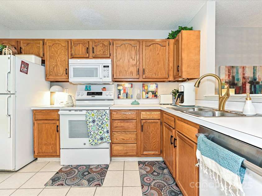 9305 Four Mile Creek Road, Charlotte, NC 28277.  MLS# CAR4244964, YatesRealty ID 32863. NEWER Range, Dishwasher and Microwave