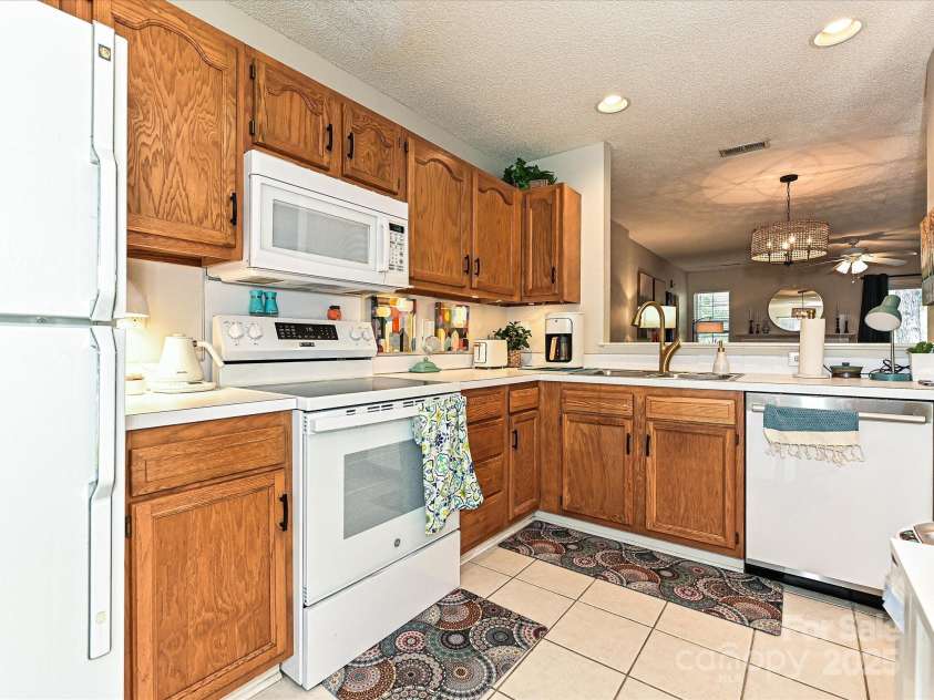 9305 Four Mile Creek Road, Charlotte, NC 28277.  MLS# CAR4244964, YatesRealty ID 32863. Under Cabinet Lighting