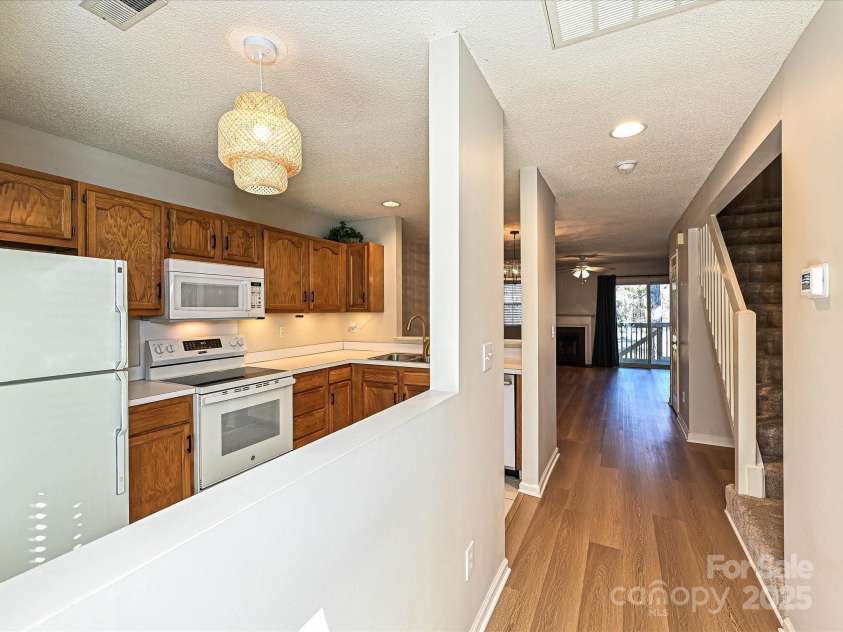 9305 Four Mile Creek Road, Charlotte, NC 28277.  MLS# CAR4332192, YatesRealty ID 32863. Entry Foyer