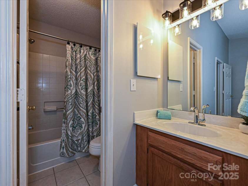 9305 Four Mile Creek Road, Charlotte, NC 28277.  MLS# CAR4332192, YatesRealty ID 32863. Primary Bath