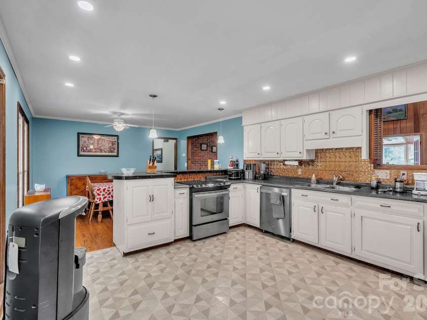 412 Smith Road, Landrum, SC 29356.  MLS# CAR4397235, YatesRealty ID 32865. 