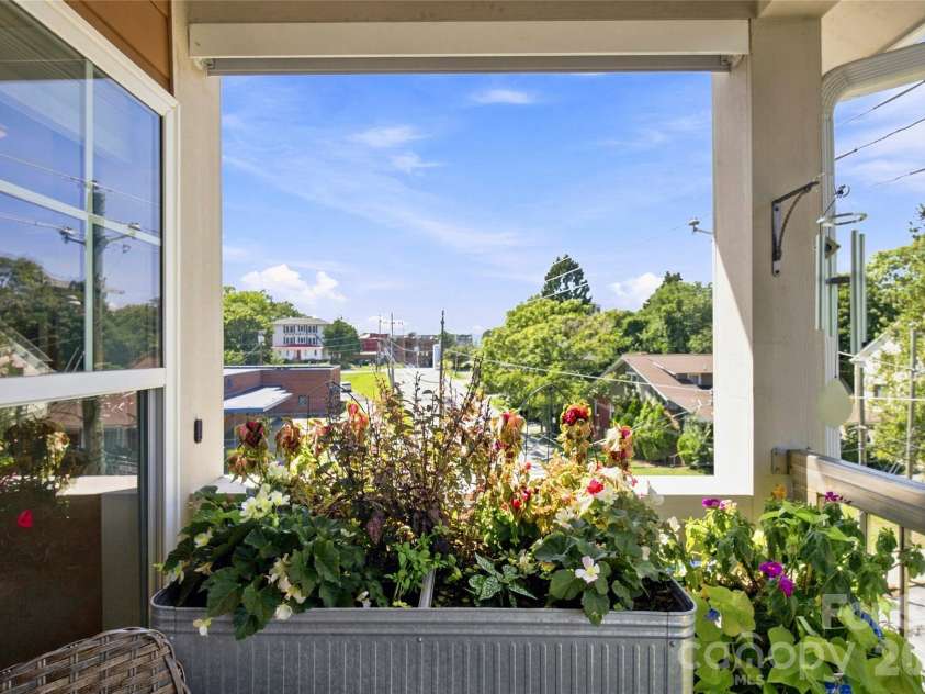 125 Lexington Avenue, Asheville, NC 28801.  MLS# CAR4419292, YatesRealty ID 32867. 