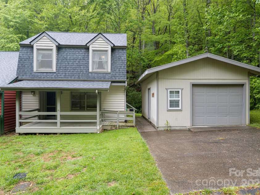 5 Creekside Drive, Maggie Valley, NC 28751.  MLS# CAR4256748, YatesRealty ID 32868. 