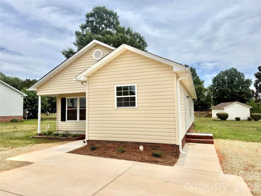 121 Beaver Street, Landis, NC 28088.  MLS# CAR4397337, YatesRealty ID 32870. 