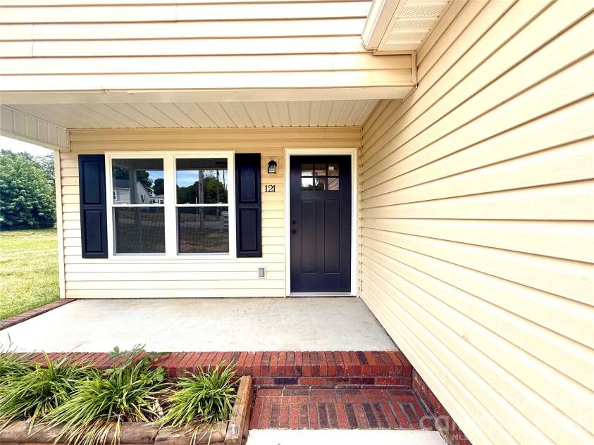 121 Beaver Street, Landis, NC 28088.  MLS# CAR4397337, YatesRealty ID 32870. 