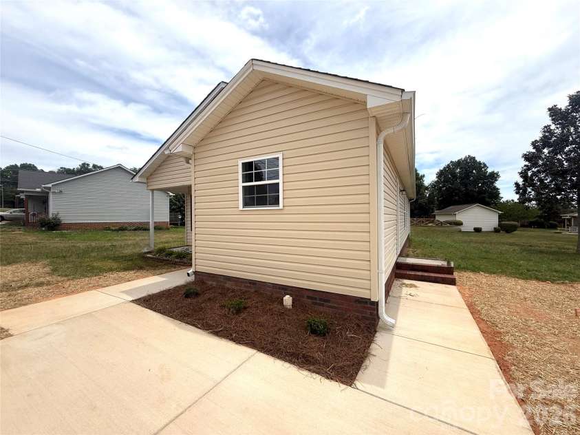 121 Beaver Street, Landis, NC 28088.  MLS# CAR4397337, YatesRealty ID 32870. 