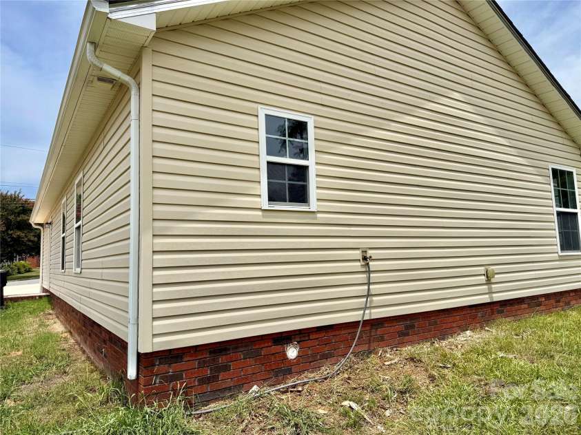 121 Beaver Street, Landis, NC 28088.  MLS# CAR4397337, YatesRealty ID 32870. 