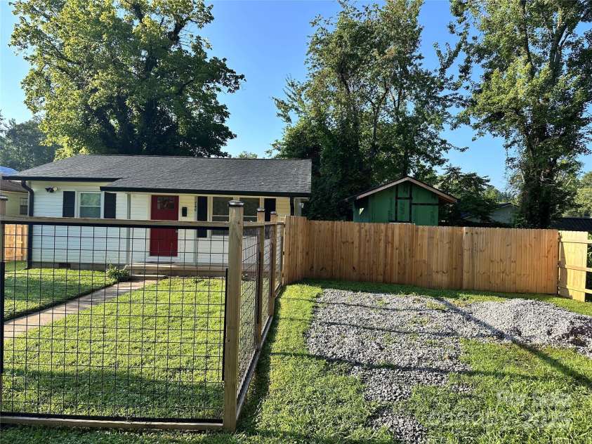 746 Geneva Street, Hendersonville, NC 28739.  MLS# CAR4285221, YatesRealty ID 32870. 