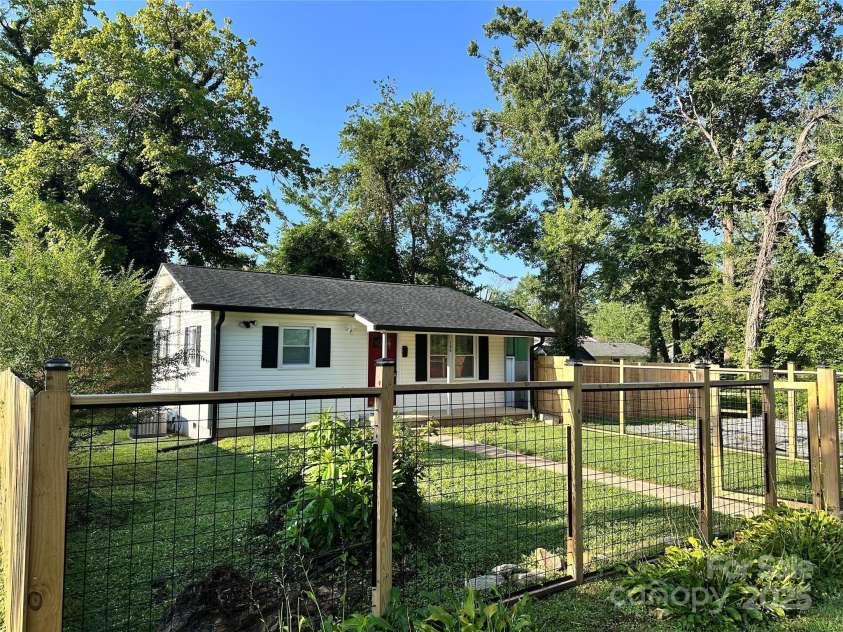 746 Geneva Street, Hendersonville, NC 28739.  MLS# CAR4285221, YatesRealty ID 32870. 