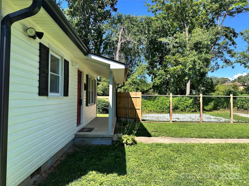 746 Geneva Street, Hendersonville, NC 28739.  MLS# CAR4285221, YatesRealty ID 32870. 