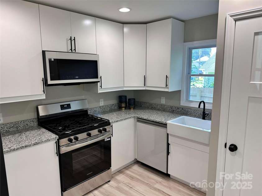 746 Geneva Street, Hendersonville, NC 28739.  MLS# CAR4285221, YatesRealty ID 32870. 