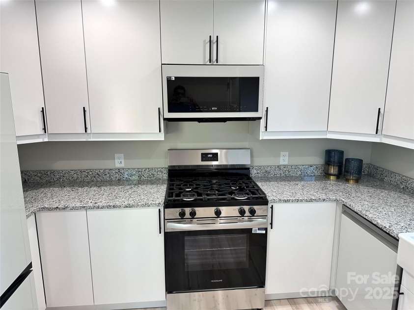 746 Geneva Street, Hendersonville, NC 28739.  MLS# CAR4285221, YatesRealty ID 32870. 