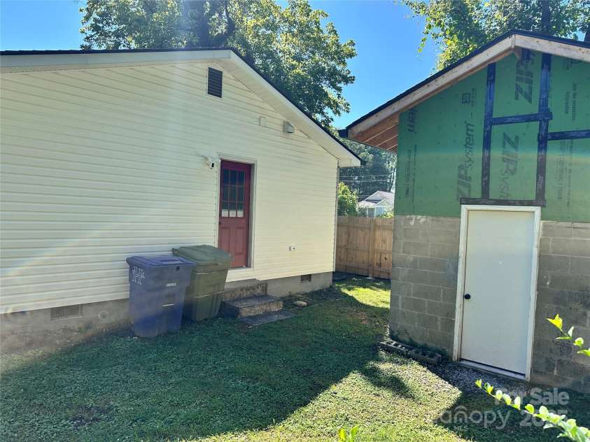 746 Geneva Street, Hendersonville, NC 28739.  MLS# CAR4285221, YatesRealty ID 32870. Right side yard