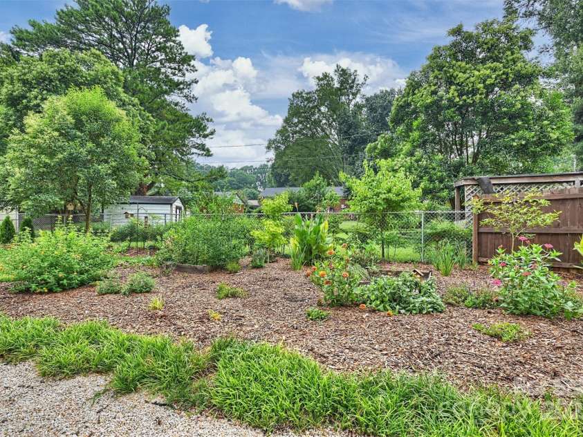 1918 Woodland Drive, Charlotte, NC 28205.  MLS# CAR4290808, YatesRealty ID 32871. 