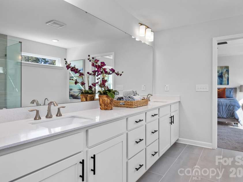 2935 audubon Ridge, Belmont, NC 28012.  MLS# CAR4397769, YatesRealty ID 32872. Sample Owner's Bath