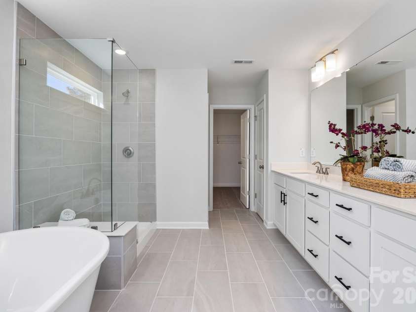 2935 audubon Ridge, Belmont, NC 28012.  MLS# CAR4397769, YatesRealty ID 32872. Sample Owner's suite Shower