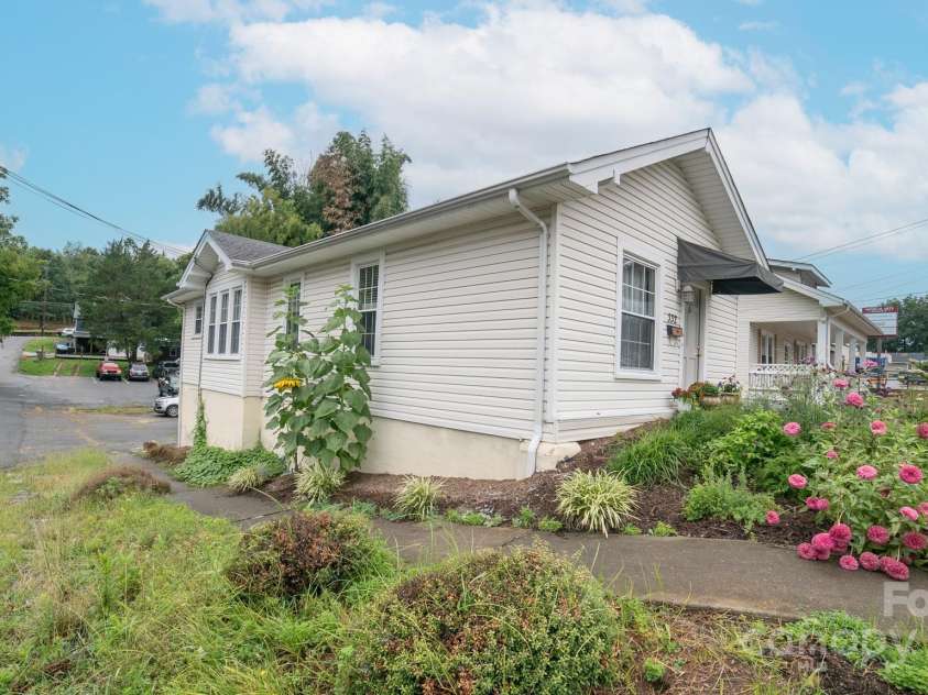 332 Mulberry Street, Lenoir, NC 28645.  MLS# CAR4289175, YatesRealty ID 32873. 