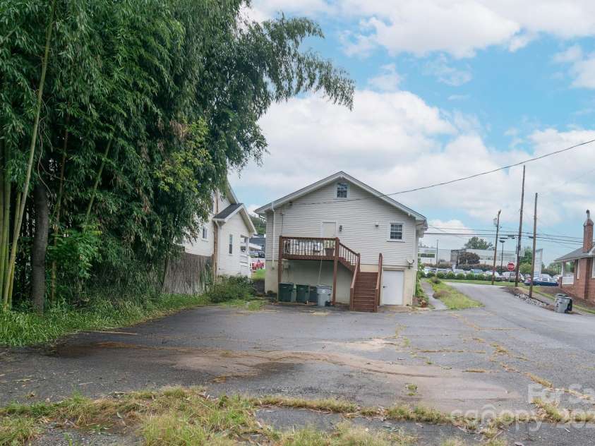 332 Mulberry Street, Lenoir, NC 28645.  MLS# CAR4289175, YatesRealty ID 32873. 