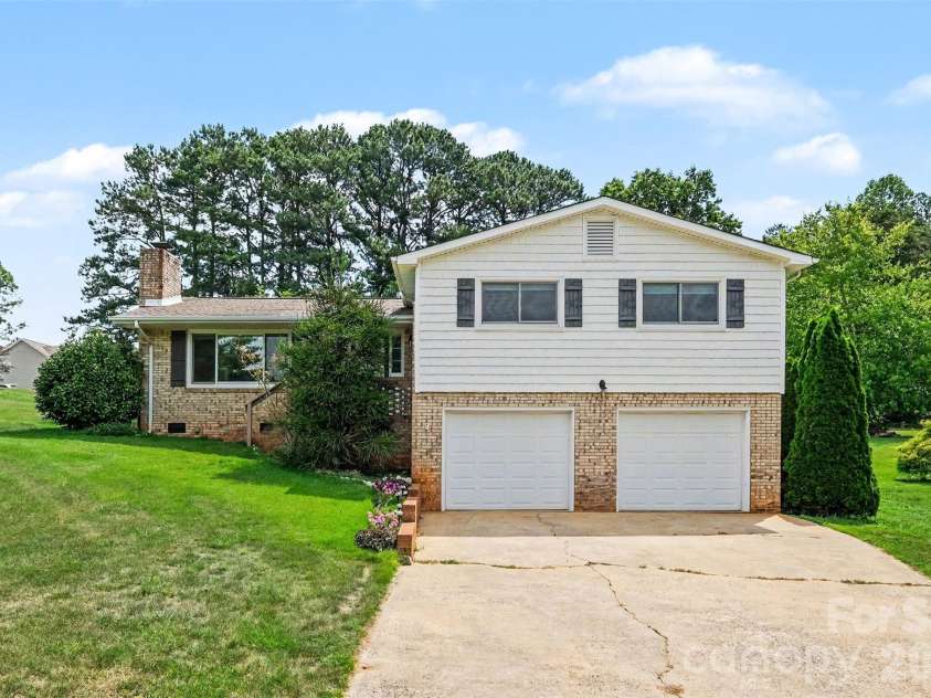 7107 Rolling Hills Drive, Sherrills Ford, NC 28673.  MLS# CAR4396922, YatesRealty ID 32874. Front Exterior