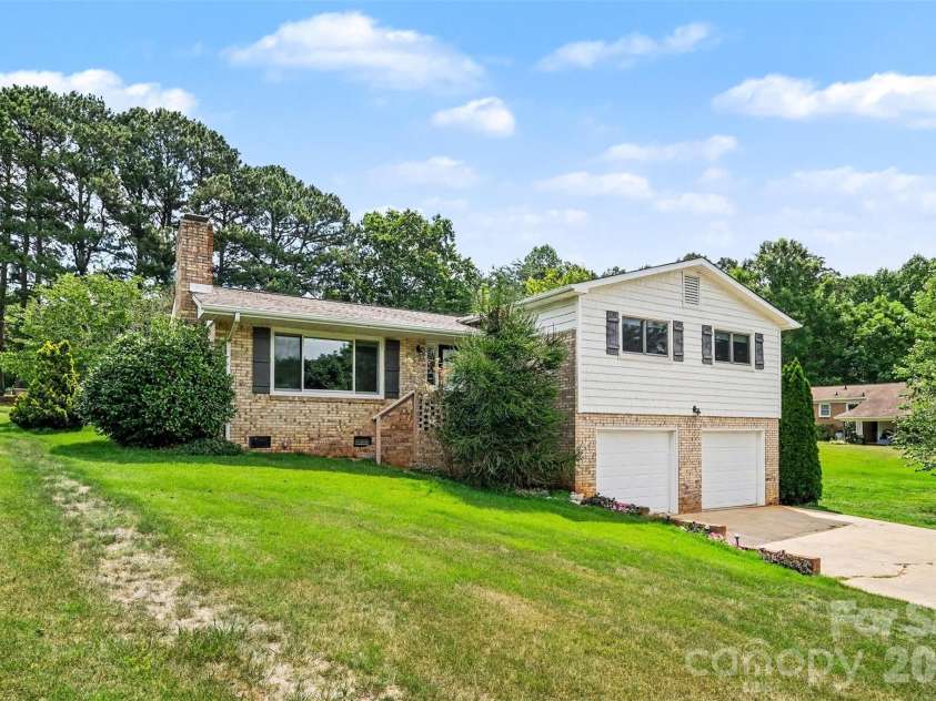 7107 Rolling Hills Drive, Sherrills Ford, NC 28673.  MLS# CAR4396922, YatesRealty ID 32874. Front Exterior w/ 2 car garage
