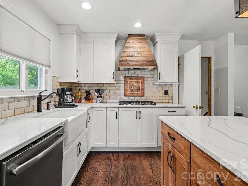 7107 Rolling Hills Drive, Sherrills Ford, NC 28673.  MLS# CAR4396922, YatesRealty ID 32874. Kitchen