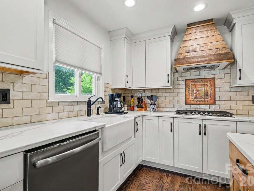7107 Rolling Hills Drive, Sherrills Ford, NC 28673.  MLS# CAR4396922, YatesRealty ID 32874. Kitchen