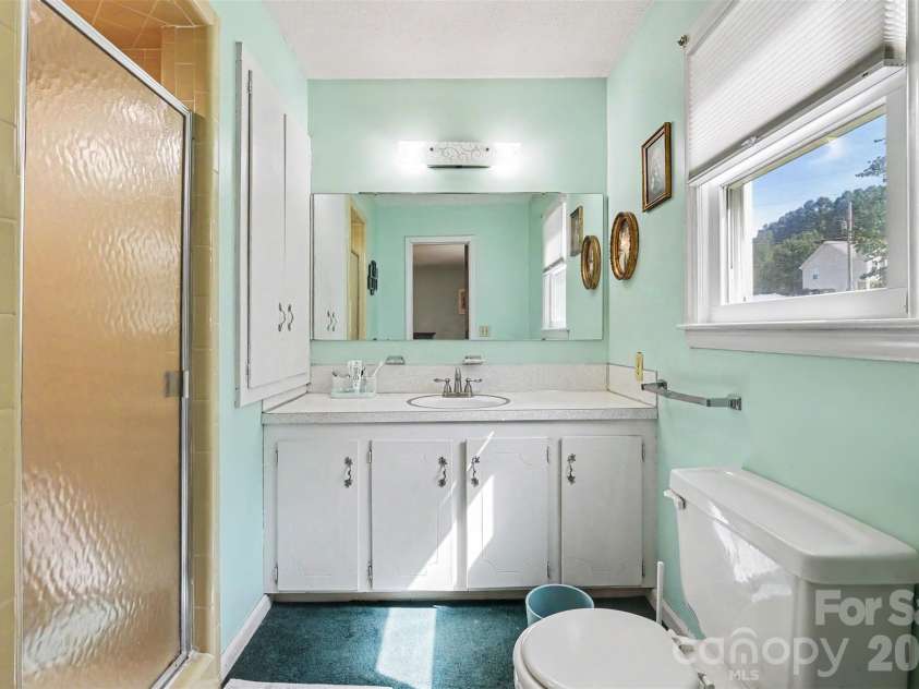 7107 Rolling Hills Drive, Sherrills Ford, NC 28673.  MLS# CAR4396922, YatesRealty ID 32874. Primary Bathroom