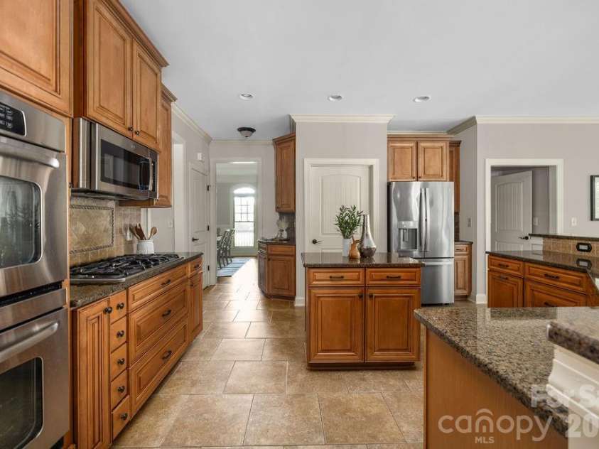8325 Curico Lane, Charlotte, NC 28227.  MLS# CAR4387517, YatesRealty ID 32877. Double Oven, Kitchen connects to Formal Dining