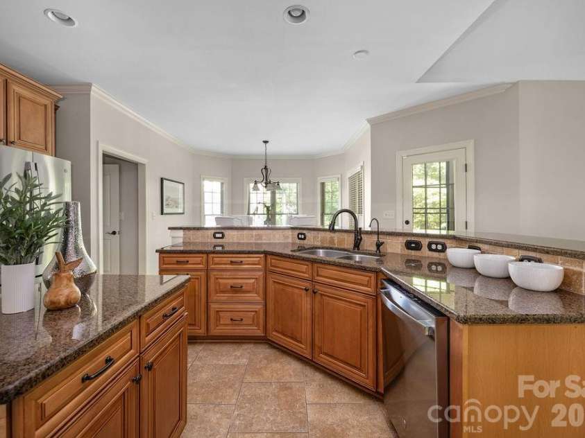 8325 Curico Lane, Charlotte, NC 28227.  MLS# CAR4387517, YatesRealty ID 32877. Expansive Kitchen with Island