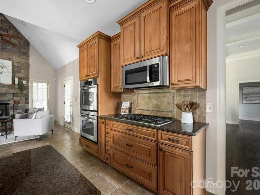 8325 Curico Lane, Charlotte, NC 28227.  MLS# CAR4387517, YatesRealty ID 32877. Gas Range