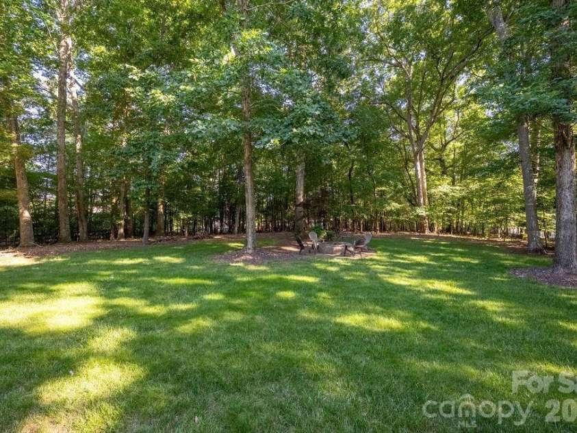 8325 Curico Lane, Charlotte, NC 28227.  MLS# CAR4387517, YatesRealty ID 32877. Gorgeous Yard