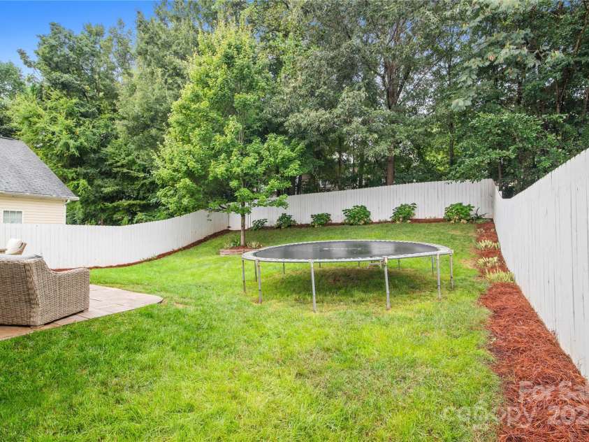 19333 Pocono Lane, Cornelius, NC 28031.  MLS# CAR4286537, YatesRealty ID 32878. Nicely landscaped!