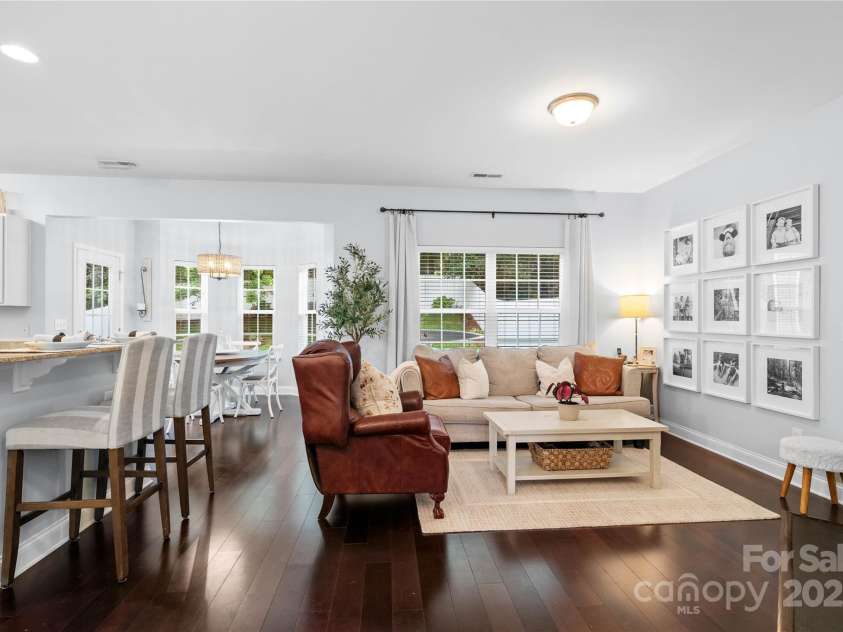 19333 Pocono Lane, Cornelius, NC 28031.  MLS# CAR4286537, YatesRealty ID 32878. Perfect for entertaining with the eat-at kitchen island that blends seamlessly into the living room.