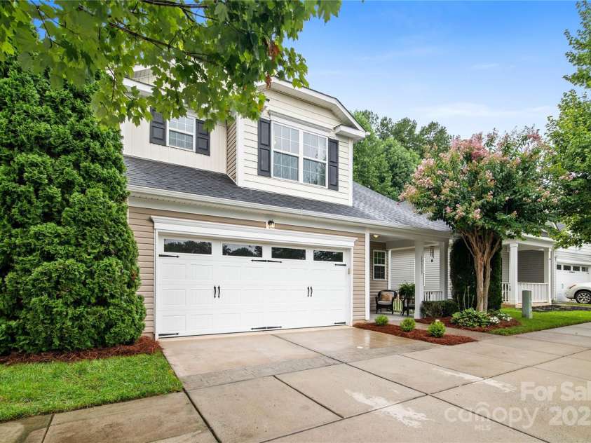 19333 Pocono Lane, Cornelius, NC 28031.  MLS# CAR4286537, YatesRealty ID 32878. Well kept, mature landscaping.